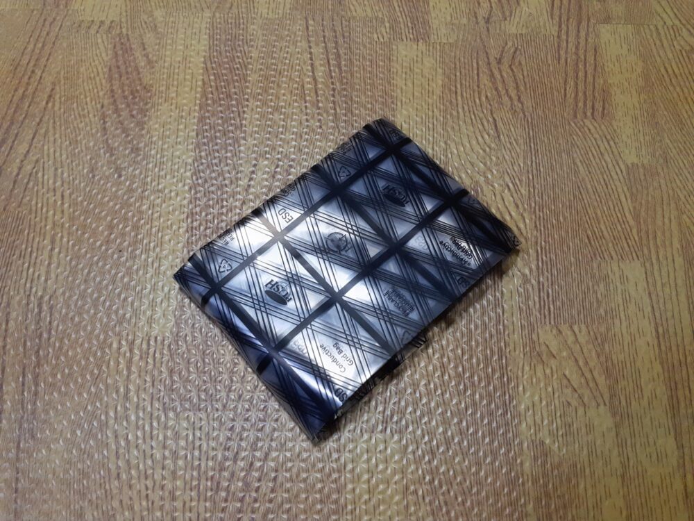 静電気防止袋（型番:SB-05A）に2.5インチHDDを入れて袋を折りたたんだときの画像
