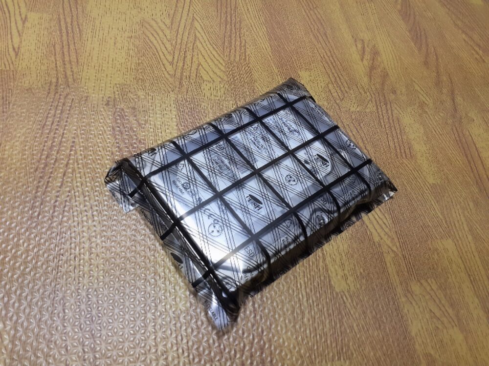 静電気防止袋（型番:SB-05A）に3.5インチHDDを入れて袋を折りたたんだときの画像