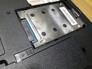 ノートパソコンのカバーを外したHDD部を拡大した画像