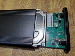 外付けHDDケース(メーカー:Logitec モデル:LGB-EKU3)に内蔵HDDを取り付ける途中の画像