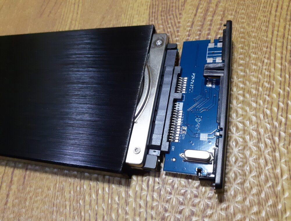 外付けHDDケース（メーカー:ainex モデル:HDE-04)に内蔵HDDを装着している途中の画像