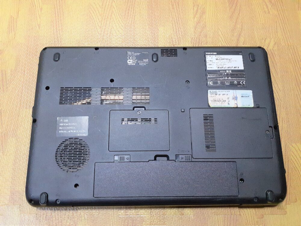 ノートパソコン(メーカー:TOSHIBA モデル:dynabook BX/51L PABX51LLT)の底面の画像