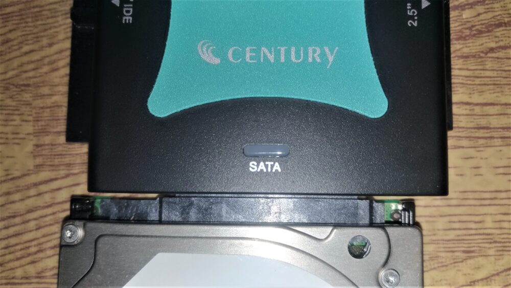 HDD変換アダプター（CRAISU3S6G）と内蔵HDDが接続されている部分を拡大