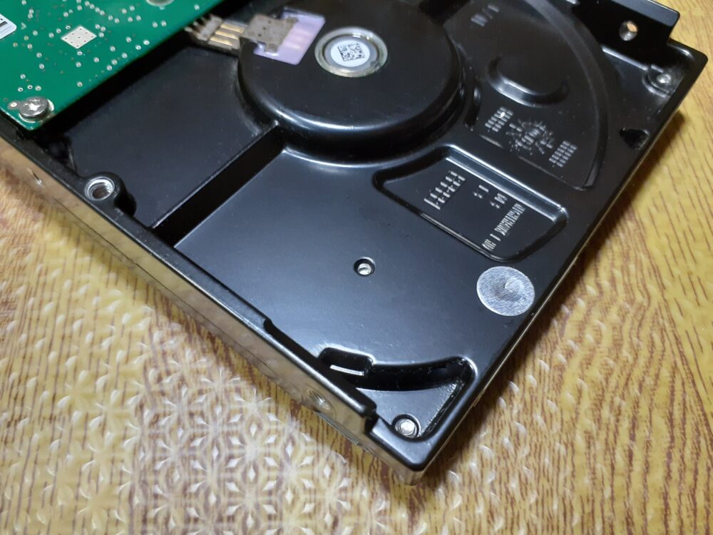 斜めから見た内蔵HDD底面のプラッター部分
